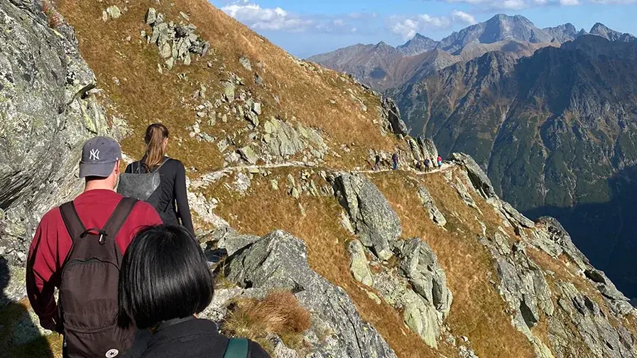 Natalie Hermann Drei Menschen besteigen einen Berg