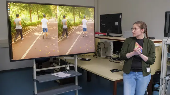 Wissenschaftliche Mitarbeiterin vor Monitor mit Videocodecvergleich