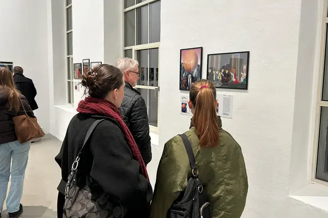 Besucher:innen der Ausstellung Art Remake betrachten die Werke.
