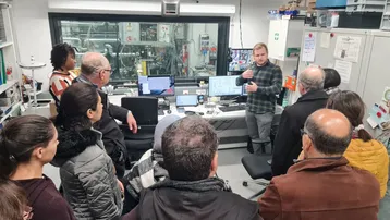 Florian Bendel, Doktorand im Labor für Energieumwandlung und thermische Antriebsmaschinen, zeigt den Gästen den Antriebsmaschinenprüfstand.