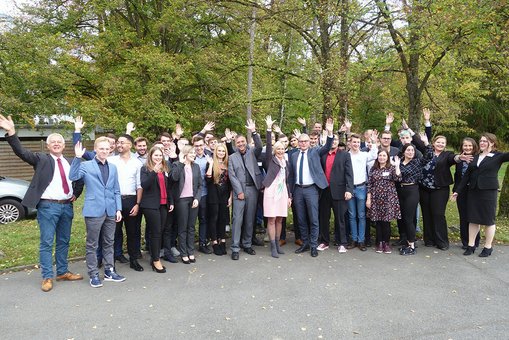 Digitalministerin Prof. Dr. Kristina Sinemus und Joachim Kaiser, Direktor der Hessischen Zentrale für Datenverarbeitung (HZD), und Hochschulpräsident Prpf. Dr. Detlev Reymann begrüßen 33 Erstsemester zum Start ihres dualen Studiums in Wiesbaden