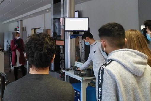 Werner-Heisenberg-Schule visits the materials testing laboratory in Rüsselsheim