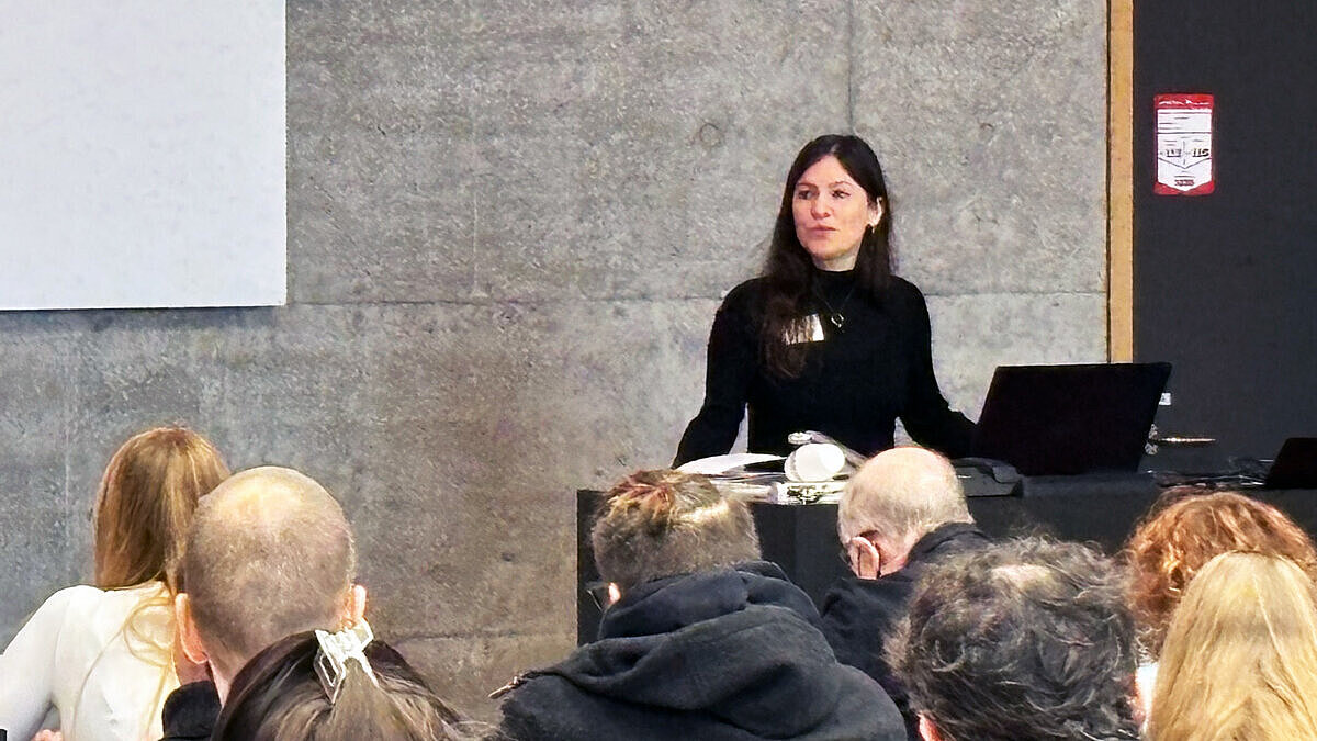 Prof. Dr. Tanja Grendel steht am Rednerpult