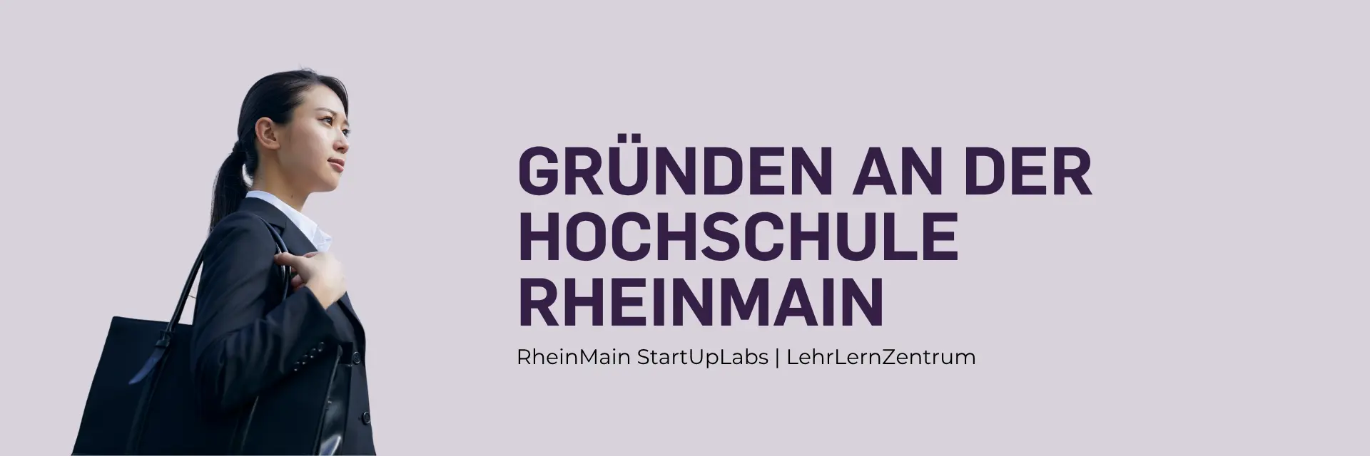 Die Grafik zeigt eine junge Frau in einem Anzug, die mit einer Tasche in der Hand nachdenklich zur Seite blickt. Darunter steht in großen Buchstaben: "Gründen an der Hochschule RheinMain", gefolgt von den Worten "RheinMain StartUpLabs | LehrLernZentrum".