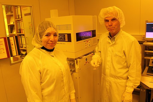 Prof. Dr. Friedemann Völklein und Fatima Boui im Reinraum, in dem die Mikrosensoren mit den neuen Geräten produziert werden. 
