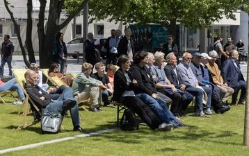 Bei Sonnenschein verfolgten die Besucher:innen die Podiumsdiskussion.