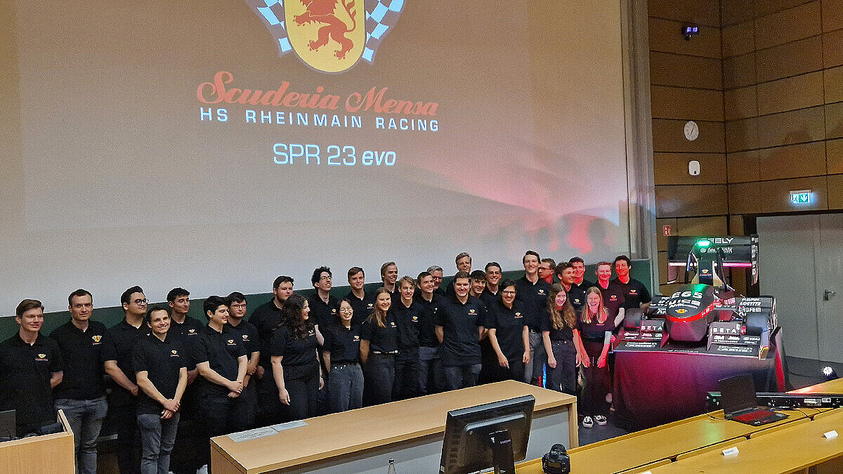 Das Team des Scuderia Mensa HS RheinMain e. V. stellt sich gemeinsam auf