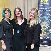 Sarah Cejpek, Katja Kunz und Marie Schumacher sind das Leitungsteam der Jungen Freunde des Museums Wiesbaden.
