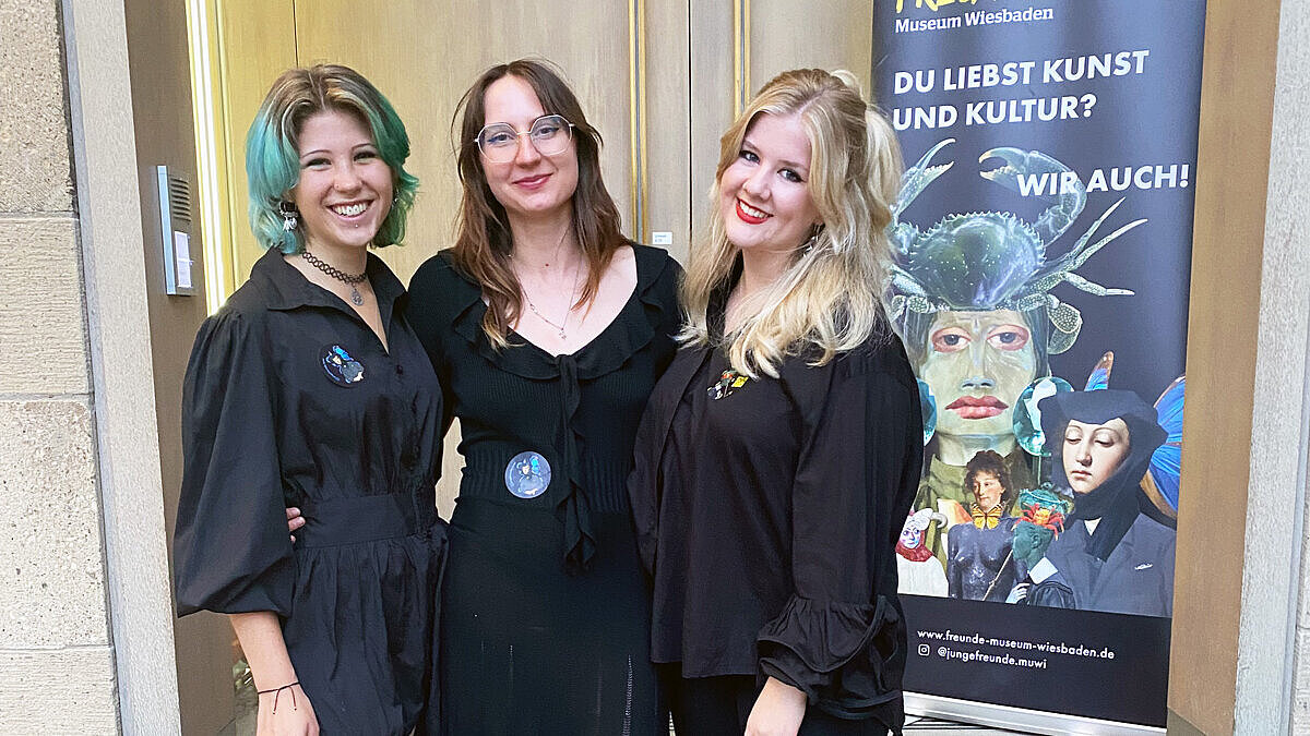 Sarah Cejpek, Katja Kunz und Marie Schumacher sind das Leitungsteam der Jungen Freunde des Museums Wiesbaden.