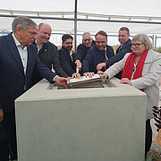 Von links: Oberbürgermeister Gert-Uwe Mende, Staatssekretär Uwe Becker, Staatsminister Kaweh Mansoori, Geschäftsführer Konrad Zündorf, Staatsminister Timon Gremmels, Ulrich Schielein und Prof. Dr. Eva Waller. 