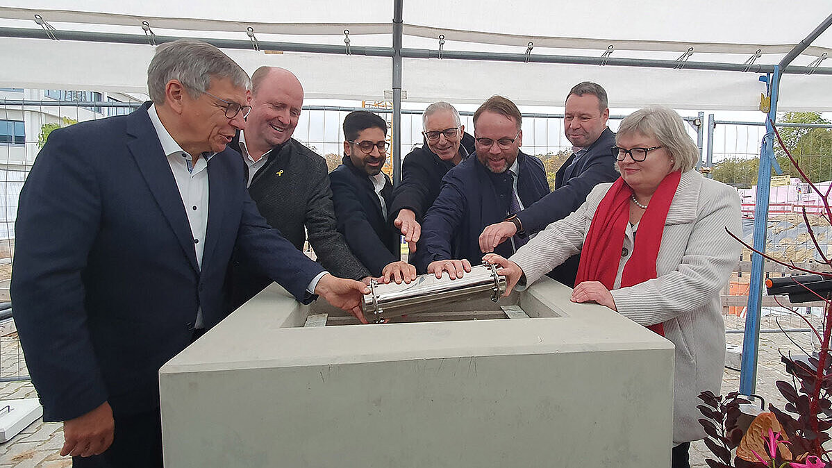 Von links: Oberbürgermeister Gert-Uwe Mende, Staatssekretär Uwe Becker, Staatsminister Kaweh Mansoori, Geschäftsführer Konrad Zündorf, Staatsminister Timon Gremmels, Ulrich Schielein und Prof. Dr. Eva Waller. 