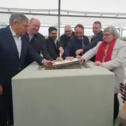 Von links: Oberbürgermeister Gert-Uwe Mende, Staatssekretär Uwe Becker, Staatsminister Kaweh Mansoori, Geschäftsführer Konrad Zündorf, Staatsminister Timon Gremmels, Ulrich Schielein und Prof. Dr. Eva Waller. 