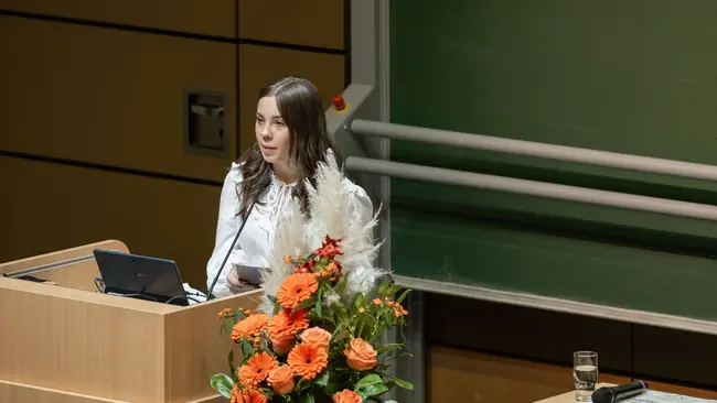 Carina Schilling steht am Rednerpult