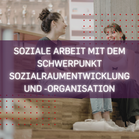 Zwei Studierende sitzen auf einer Treppe am KSR und reden. Die Aufschrift "Soziale Arbeit mit dem Schwerpunkt Sozialraumentwicklung und -organisation"