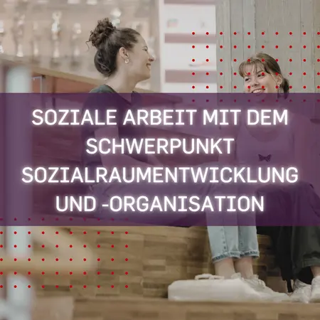 Zwei Studierende sitzen auf einer Treppe am KSR und reden. Die Aufschrift "Soziale Arbeit mit dem Schwerpunkt Sozialraumentwicklung und -organisation"