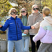 Teilnehmerinnen am Girls’Day 2025 mit sichtfeldeinschränkenden Brillen