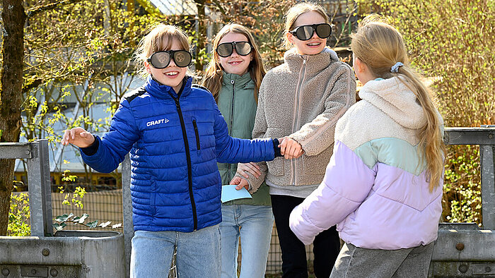 Teilnehmerinnen am Girls’Day 2025 mit sichtfeldeinschränkenden Brillen