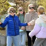 Teilnehmerinnen am Girls’Day 2025 mit sichtfeldeinschränkenden Brillen