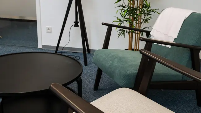Zwei Sessel mit Tisch, Lampe und Pflanze im Raum