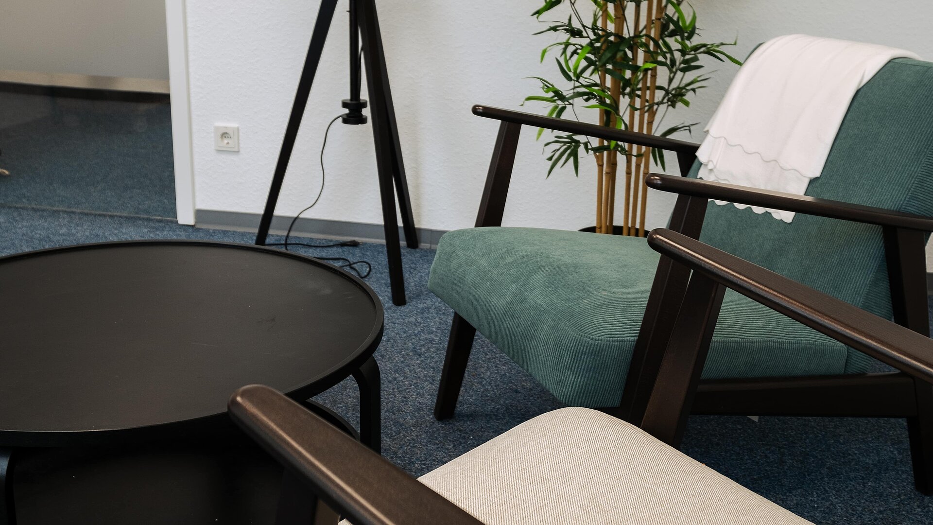 Zwei Sessel mit Tisch, Lampe und Pflanze im Raum