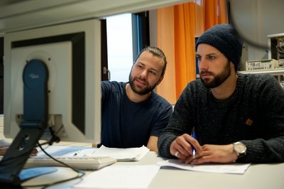 Studierende im GNF-Labor