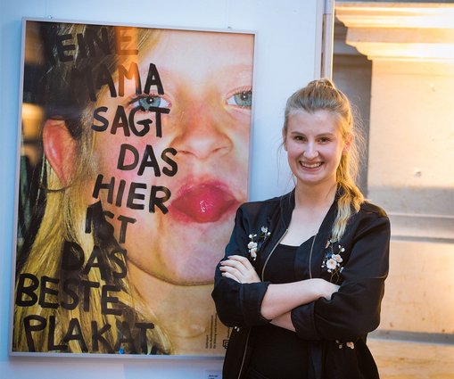 Julia Baumgarten mit ihrem Plakat. 
