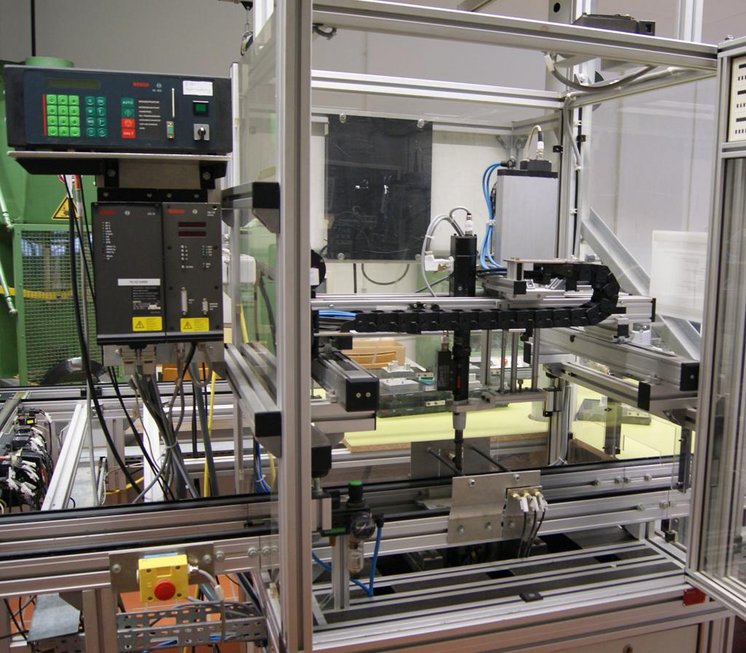 Bild der im Labor für Produktionstechnik aufgebauten Anlage