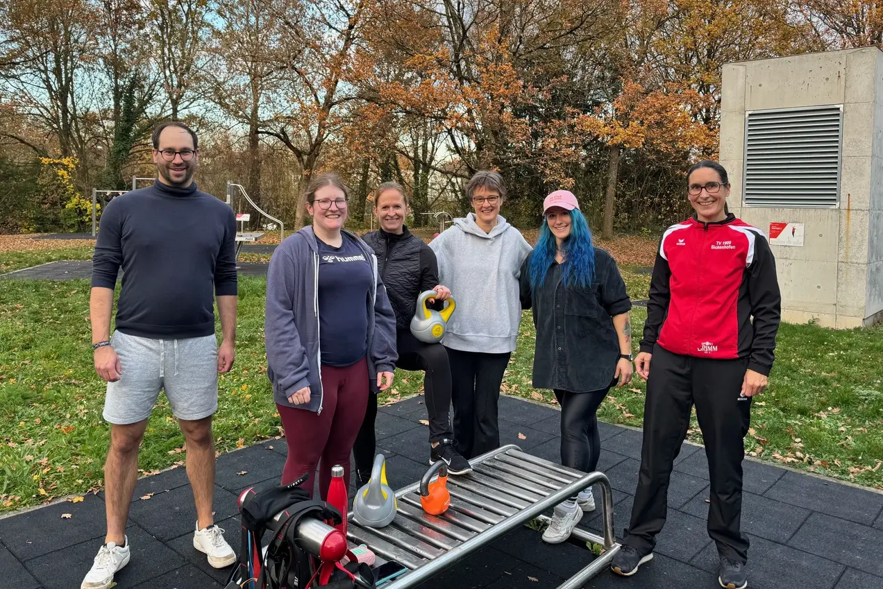 Teilnehmer:innen des Gesundheitstages mit Kanzlerin Dr. Tina Klug auf dem Fitnessparcours am Campus Kurt-Schumacher-Ring