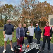 Teilnehmer:innen des Gesundheitstages mit Kanzlerin Dr. Tina Klug auf dem Fitnessparcours am Campus Kurt-Schumacher-Ring