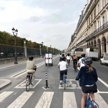 Studierende fahren mit dem Fahrrad durch Paris