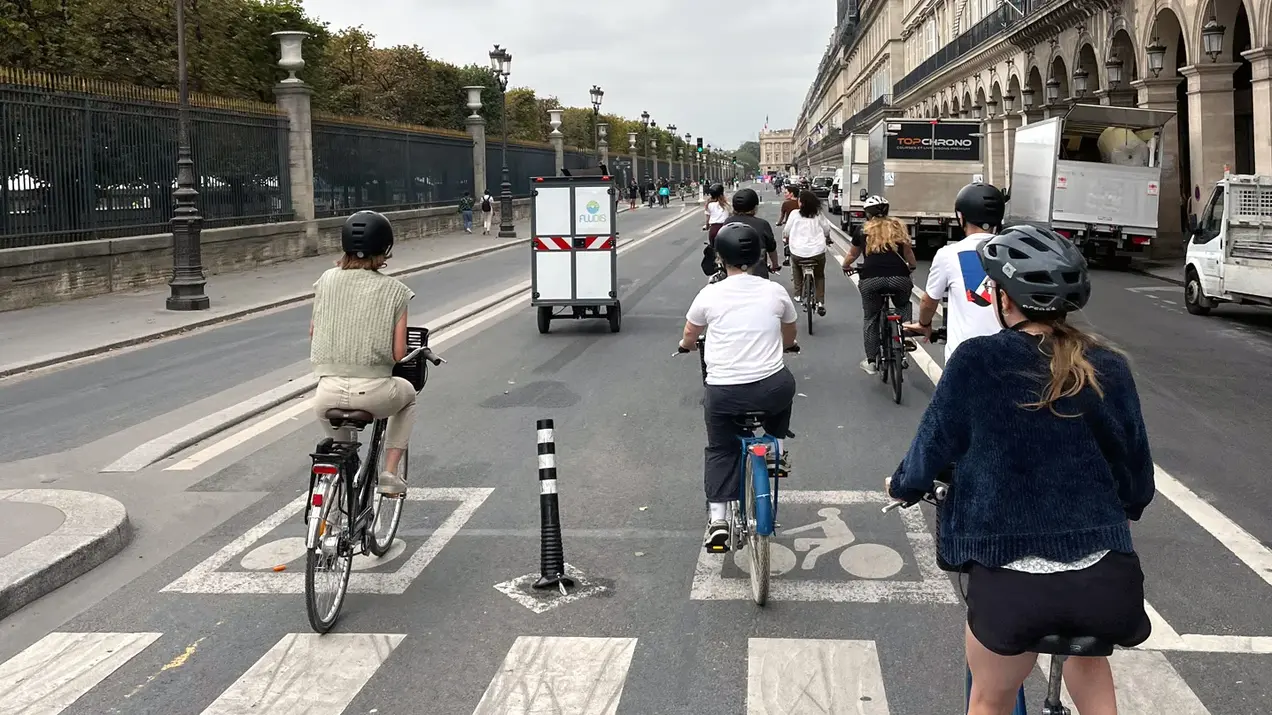 Studierende fahren mit dem Fahrrad durch Paris