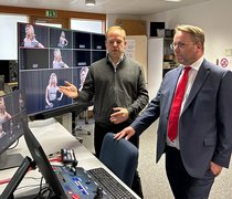 Prof. Christopher Dahm zeigt Wissenschaftsminister Timon Gremmels den Regieraum des multifunktionalen AV-Studios © Hochschulkommunikation | Hochschule RheinMain