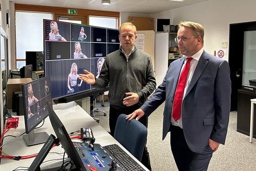 Prof. Christopher Dahm zeigt Wissenschaftsminister Timon Gremmels den Regieraum des multifunktionalen AV-Studios © Hochschulkommunikation | Hochschule RheinMain