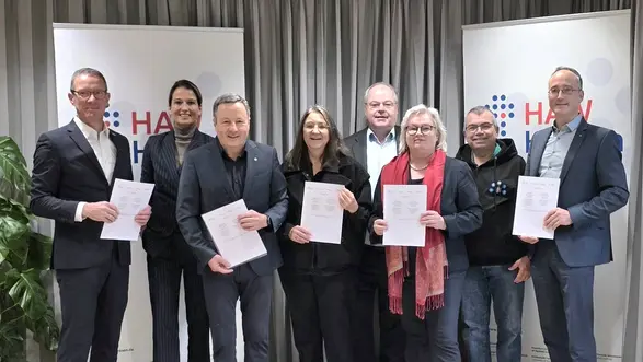 Die Leitungen am gemeinsamen Promotionszentrum beteiligten hessischen Hochschulen nach der Unterzeichnung einer Kooperationsvereinbarung