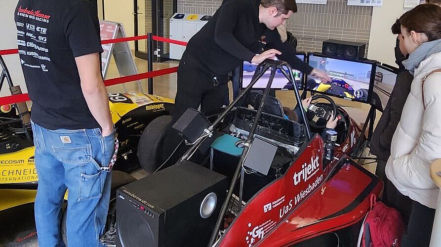 Das Team der Scuderia Mensa mit ihren Rennautos.