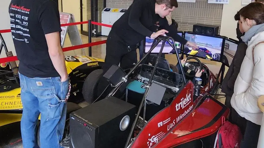 Das Team der Scuderia Mensa mit ihren Rennautos.