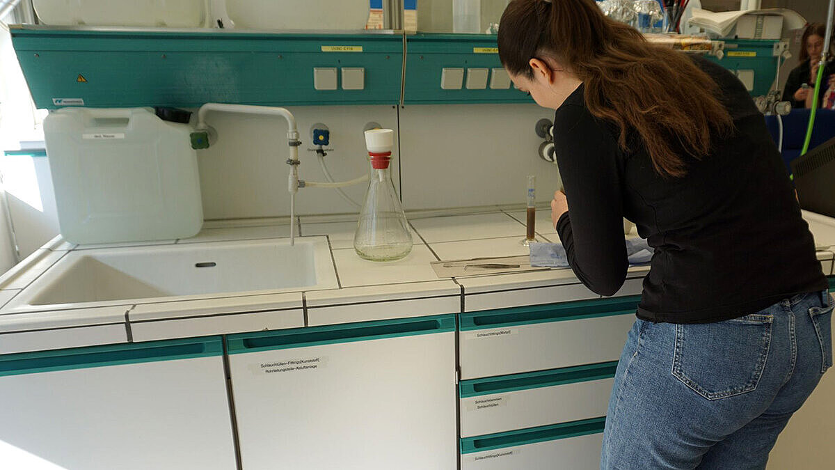 Eine Teilnehmerin am Girls’Day 2025 arbeitet im Verfahrenstechniklabor der Hochschule RheinMain