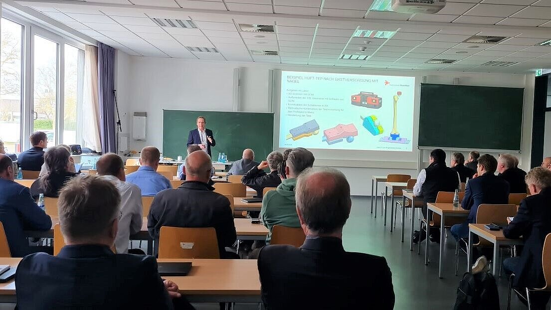 Prof. Dr. Christian Glockner hält einen Fachvortrag in einem vollen Seminarraum.