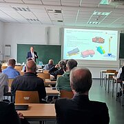 Prof. Dr. Christian Glockner hält einen Fachvortrag in einem vollen Seminarraum.