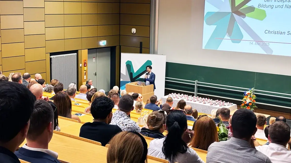 Vizepräsident Prof. Dr. Christian Schachtner beglückwünscht die Absolvent:innen.
