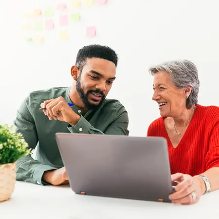 Mann und Frau vor Laptop Mann und Frau vor Laptop