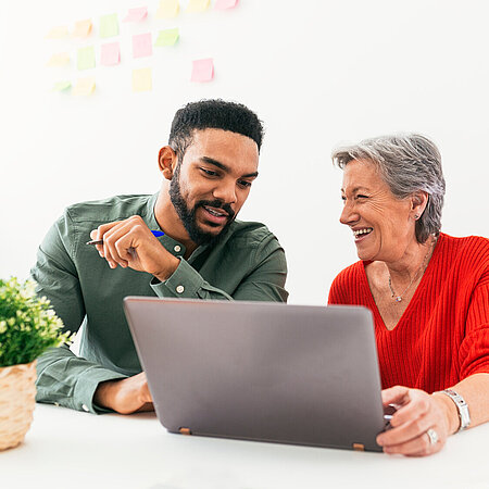 Mann und Frau vor Laptop Mann und Frau vor Laptop