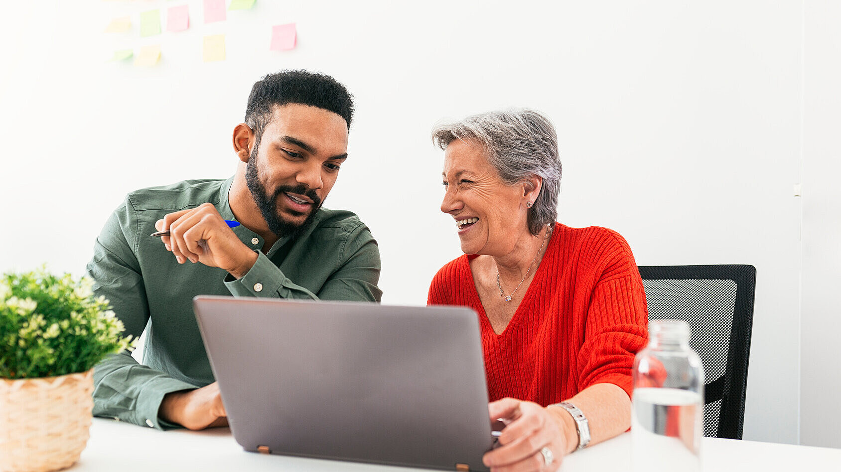 Mann und Frau vor Laptop Mann und Frau vor Laptop