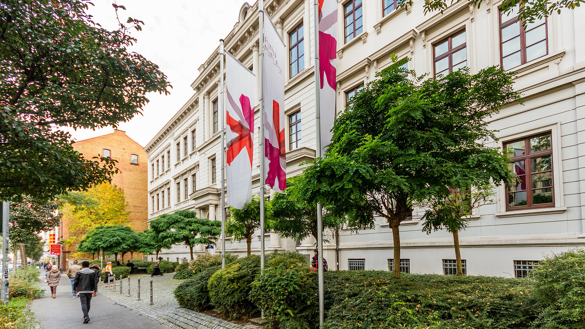Hochschule RheinMain Wiesbaden, Bleicherstraße mit Flaggen der Hochschule RheinMain