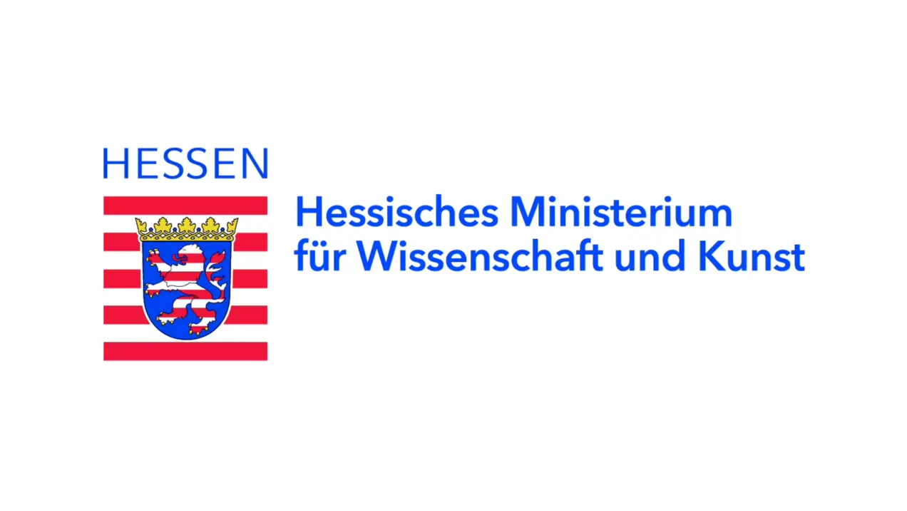 Logo des Hessischen Ministeriums für Wissenschaft und Kunst. Darin enthalten sind der Schriftzug „HESSEN“ und „Hessisches Ministerium für Wissenschaft und Kunst“ in blauer Schrift. Das Wappen zeigt einen Löwen auf rotem Grund, umgeben von blauen Elementen und gelber Krone.