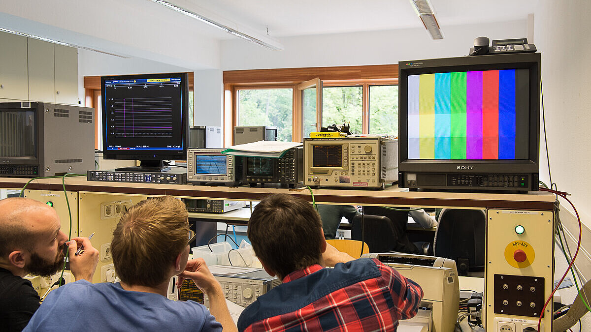Studierende im Labor Fernsehmesstechnik Studierende im Labor Fernsehmesstechnik