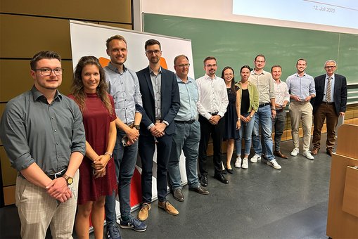 Gruppenfoto der Absolvent:innen des Studiengangs Berufsintegriertes Ingenieurstudium Wirtschaftsingenieurwesen mit Studiengangsleiter Prof. Dr. Matthias Halbleib