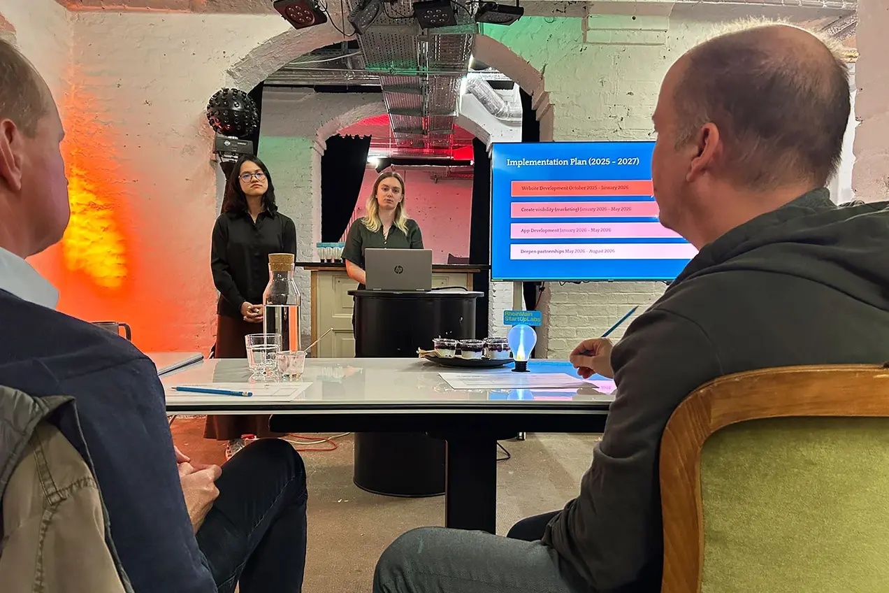 Caitlin Sumner und Ngoc Doan präsentieren ihre Gründungsidee beim Innovation Camp 2025
