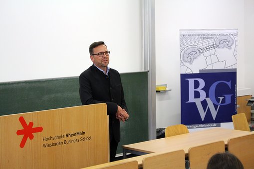 Prof. Dr. Patrick Griesar, Dekan des Fachbereichs Wiesbaden Business School, begrüßt die Gäste der BGW-Preisverleihung