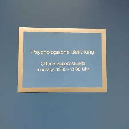 Schild mit der Aufschrift "Psychologische Beratung"